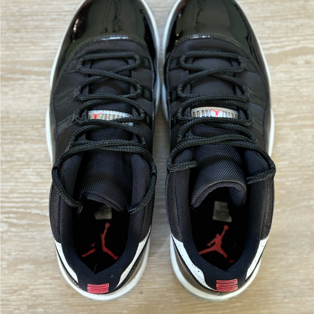 Jordan Men's Black and Red Sneakers